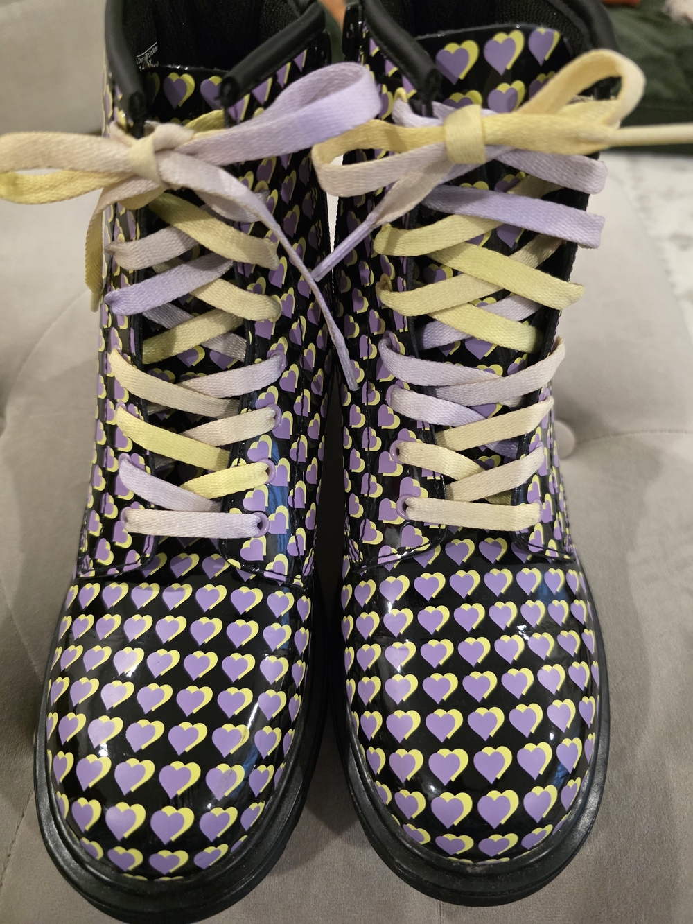 *BNWOT* Dr. Martens 1460 Patent Leather Heart-Print Lace Up